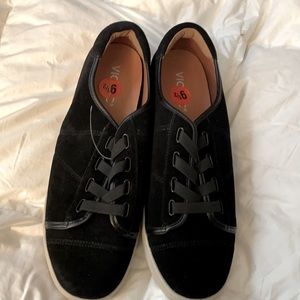 Vionic NWOT suede sneakers